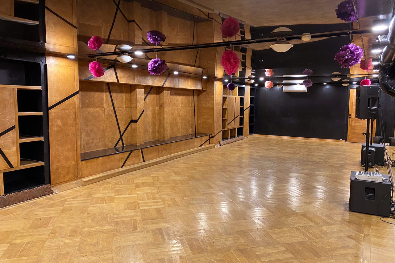 Арендовать Стильный зал для занятий и праздничных мероприятий