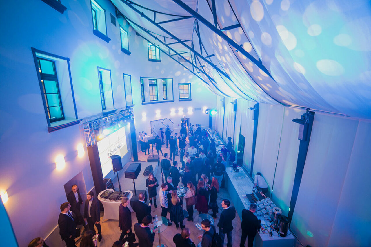 Арендовать Deworkacy Красный Октябрь Зал-лофт с большим экраном