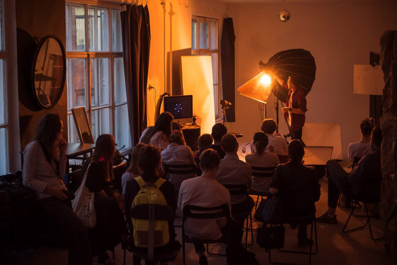 Арендовать Светлый панорамный лофт в центре 