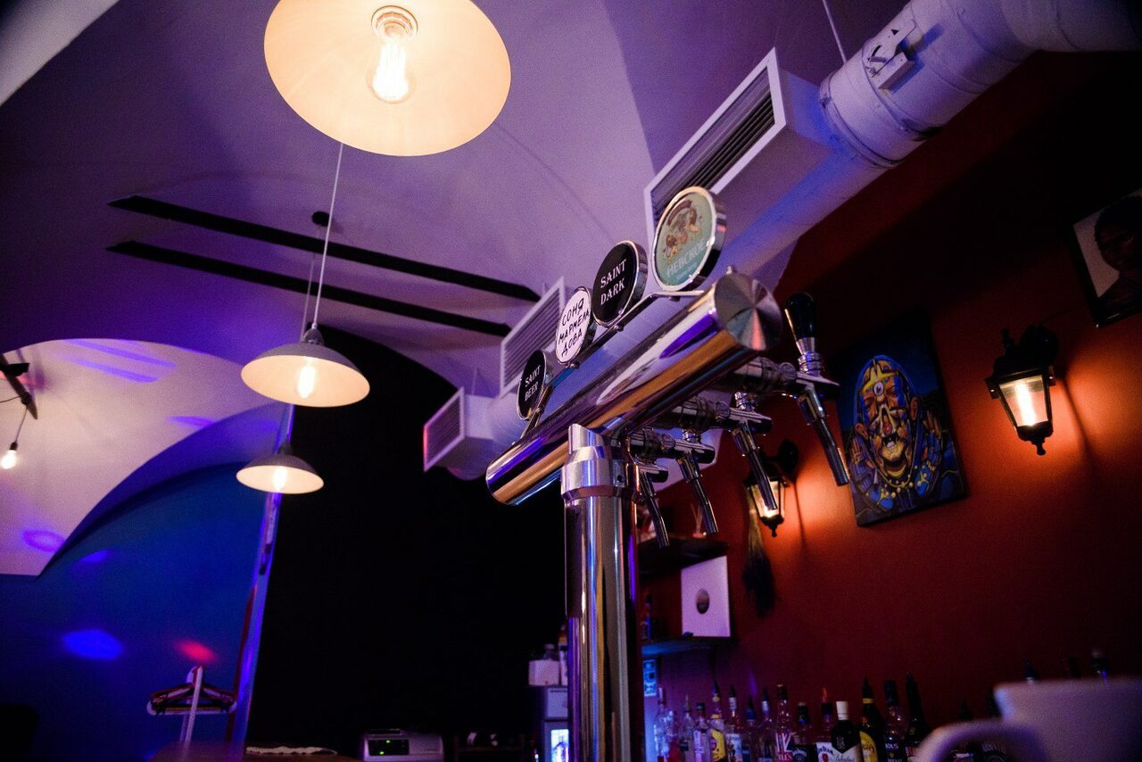 Арендовать Атмосферный бар в центре города