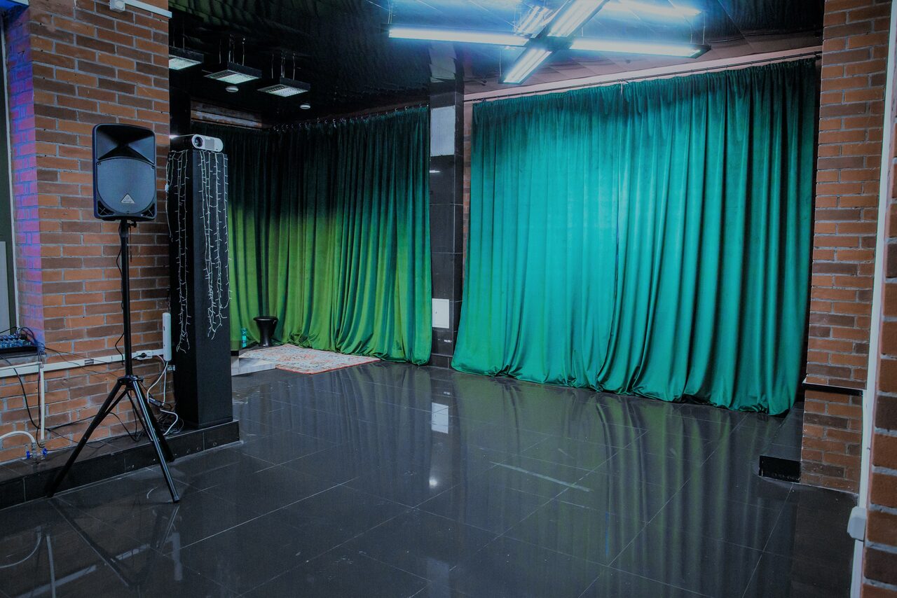 Арендовать Стильный лофт в темных тонах