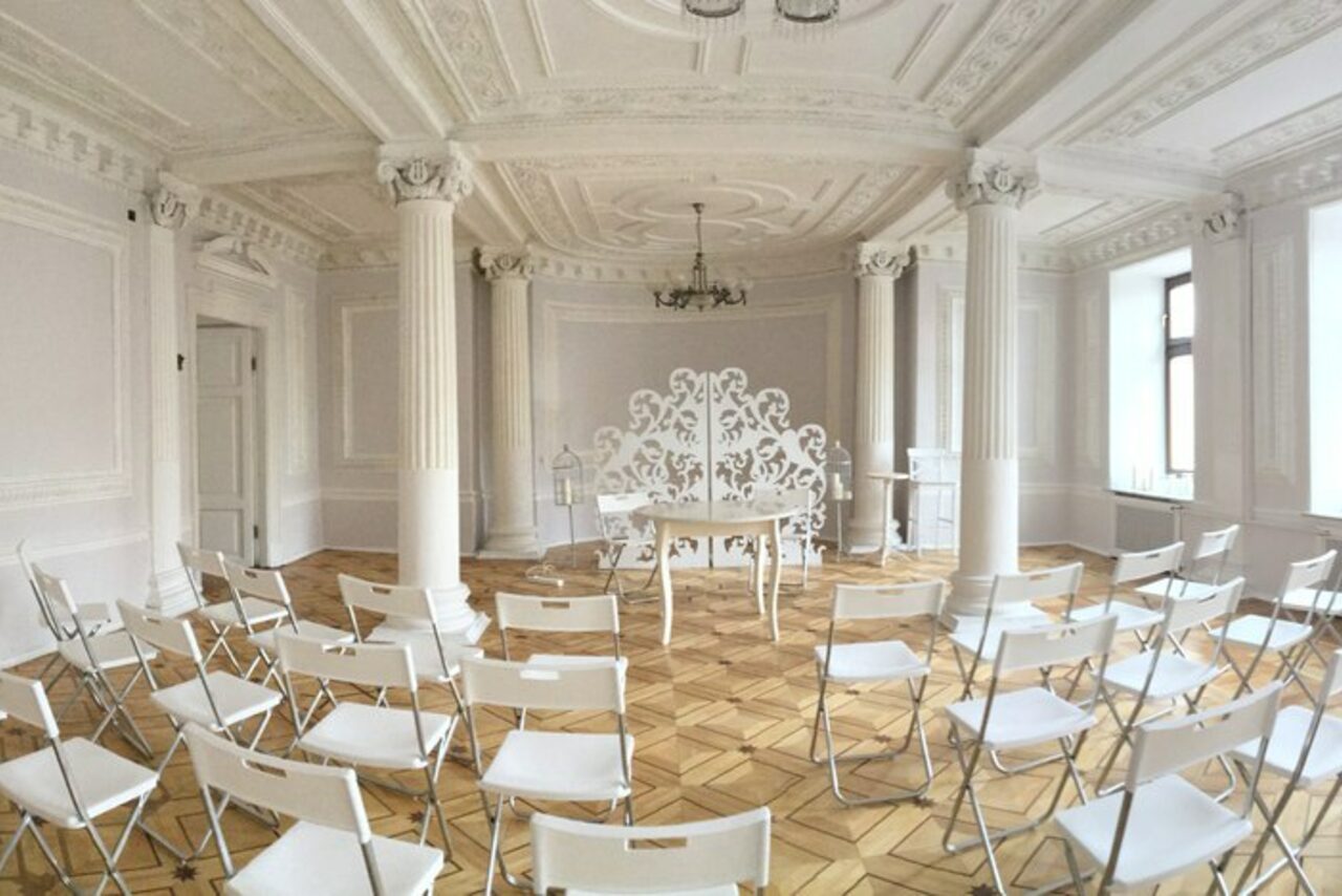 Арендовать Светлый лофт с колоннами