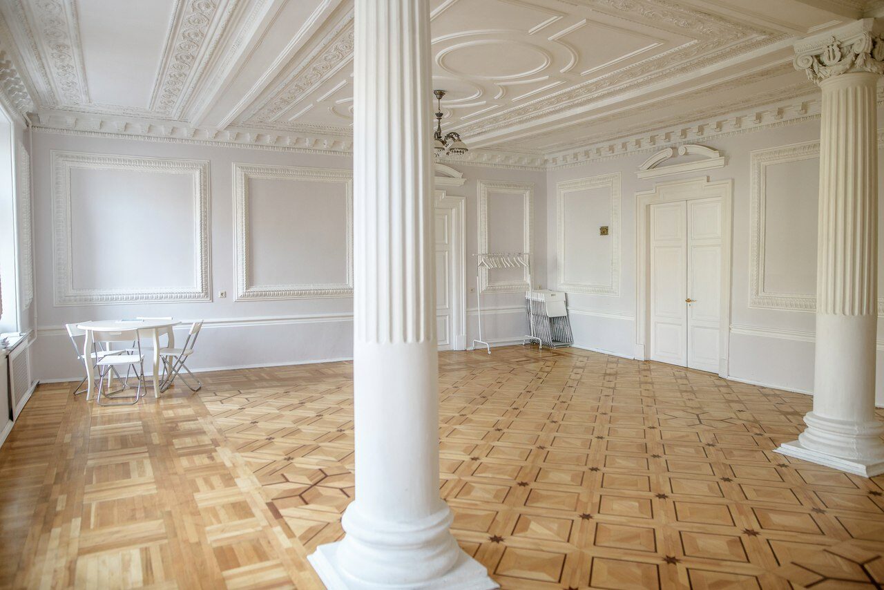 Арендовать Светлый лофт с колоннами