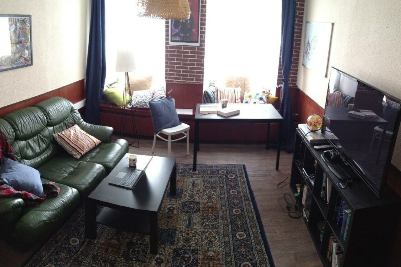 Арендовать Антикафе GeekTime Уютная гостиная с диваном 