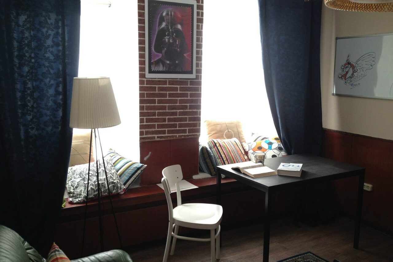 Арендовать Антикафе GeekTime Уютная гостиная с диваном 