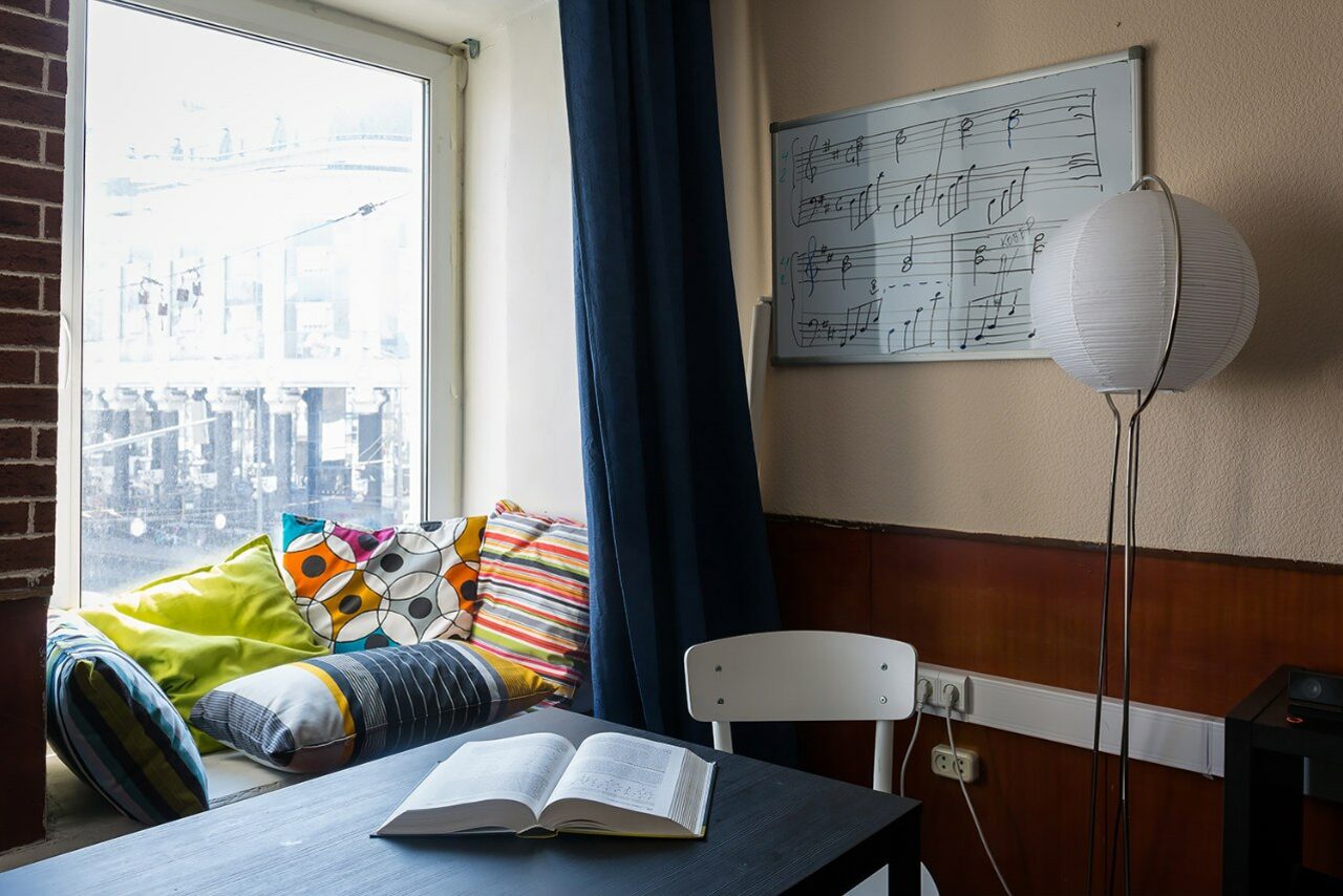 Арендовать Антикафе GeekTime Уютная гостиная с диваном 