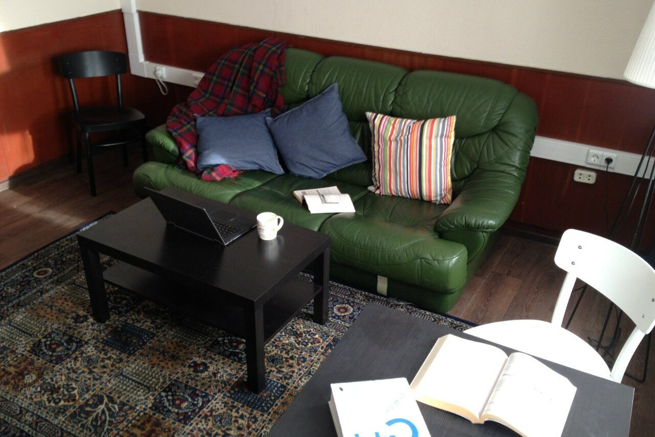 Арендовать Антикафе GeekTime Уютная гостиная с диваном 