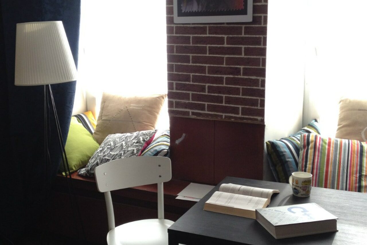 Арендовать Антикафе GeekTime Уютная гостиная с диваном 