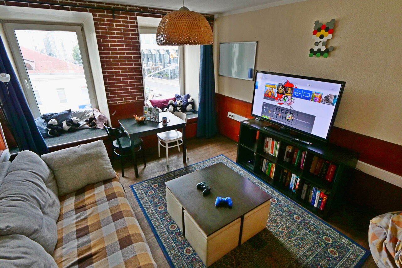 Арендовать Антикафе GeekTime Уютная гостиная с диваном 