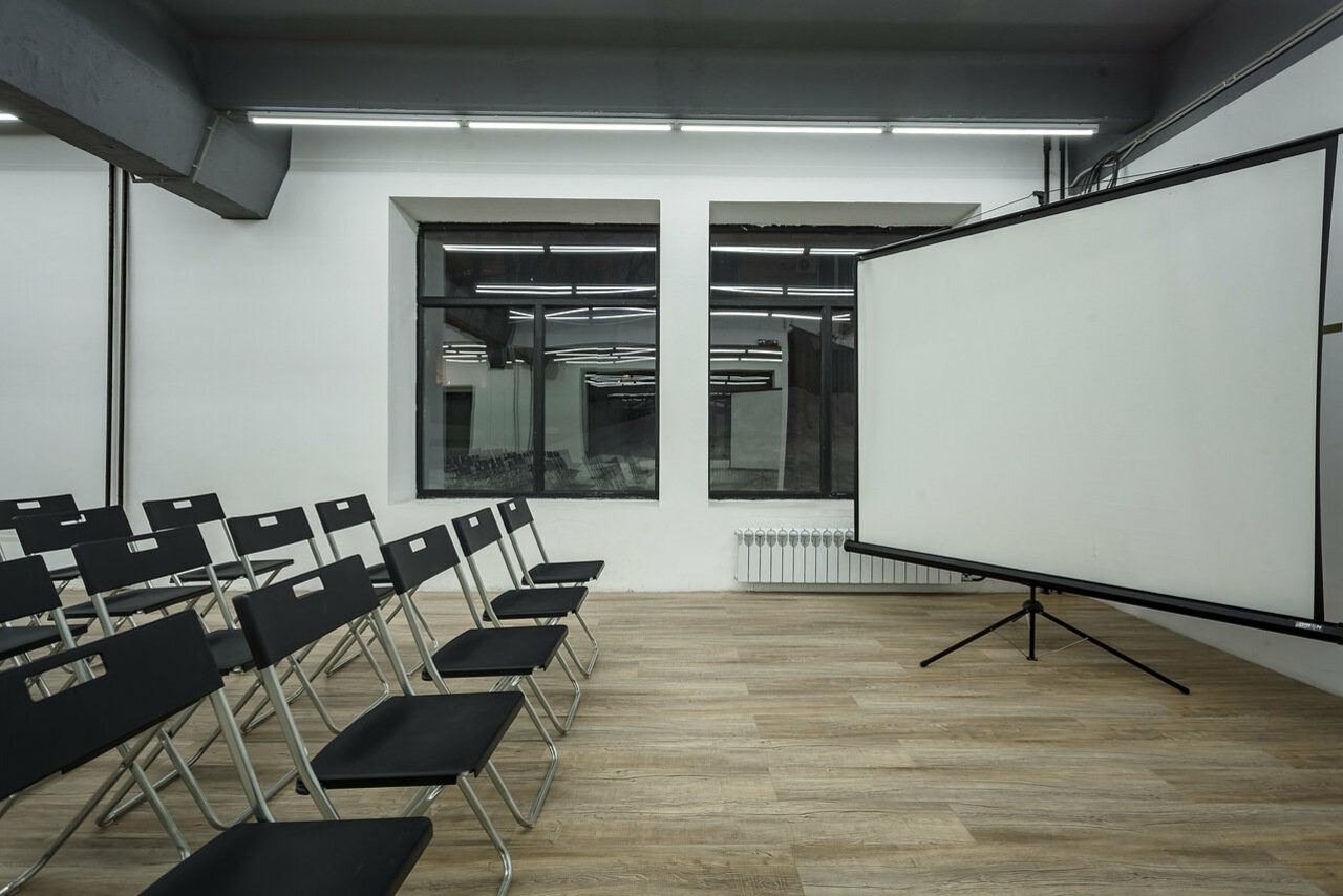 Арендовать Gold&Dance Светлый зал с большим экраном