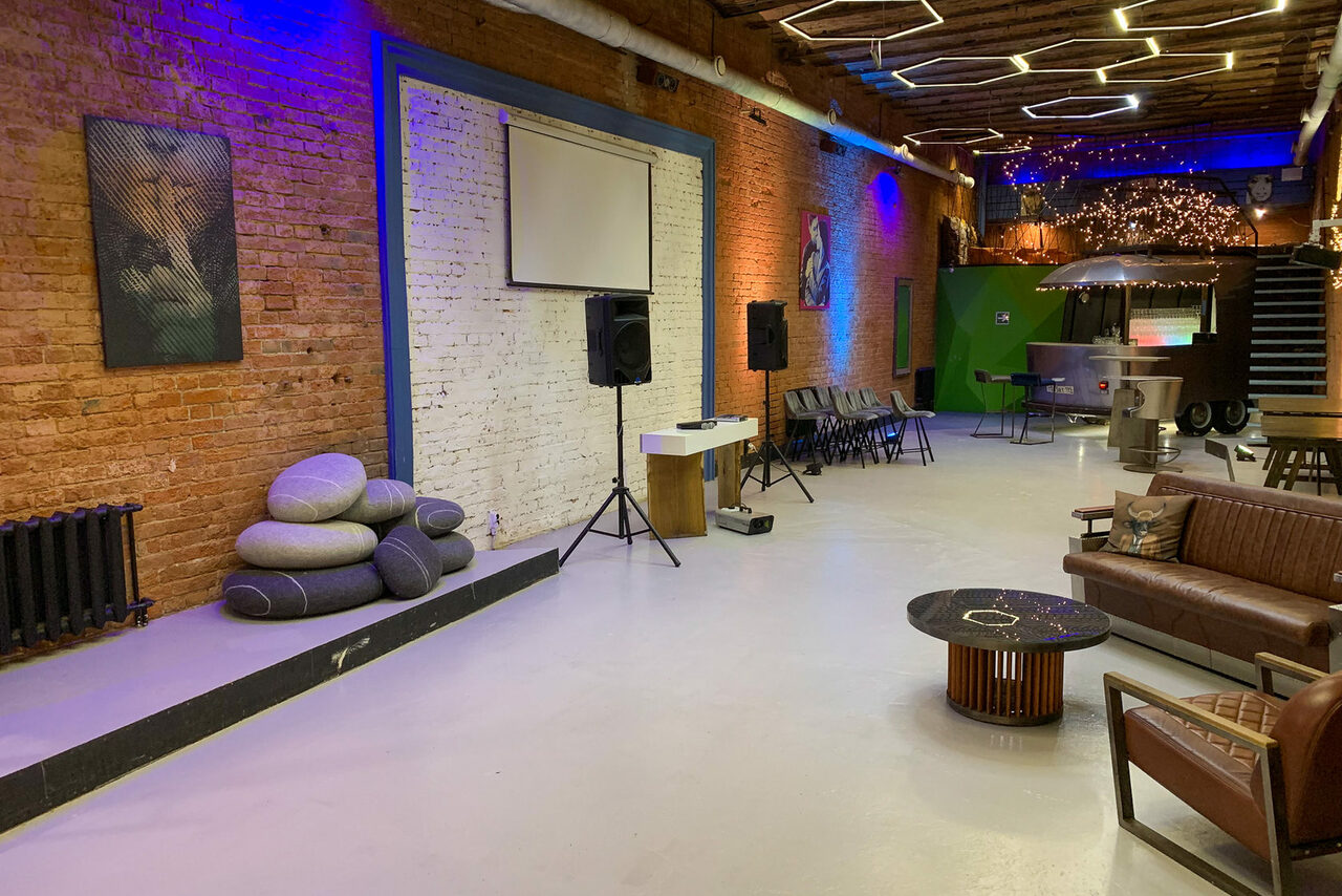 Арендовать Loft for Friends. Авторский лофт с верандой 