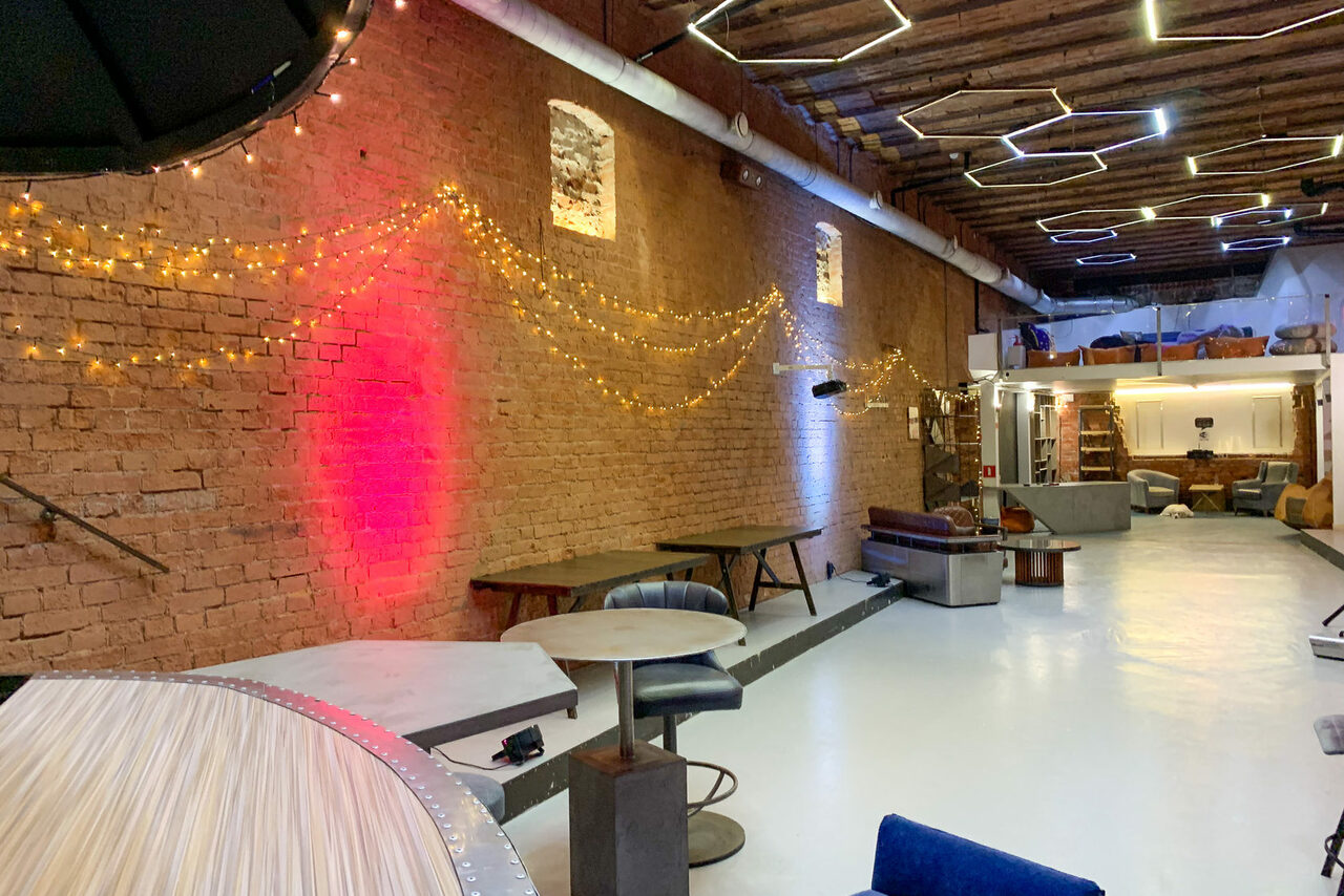 Арендовать Loft for Friends. Авторский лофт с верандой 