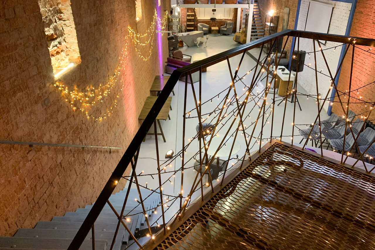 Арендовать Loft for Friends. Авторский лофт с верандой 