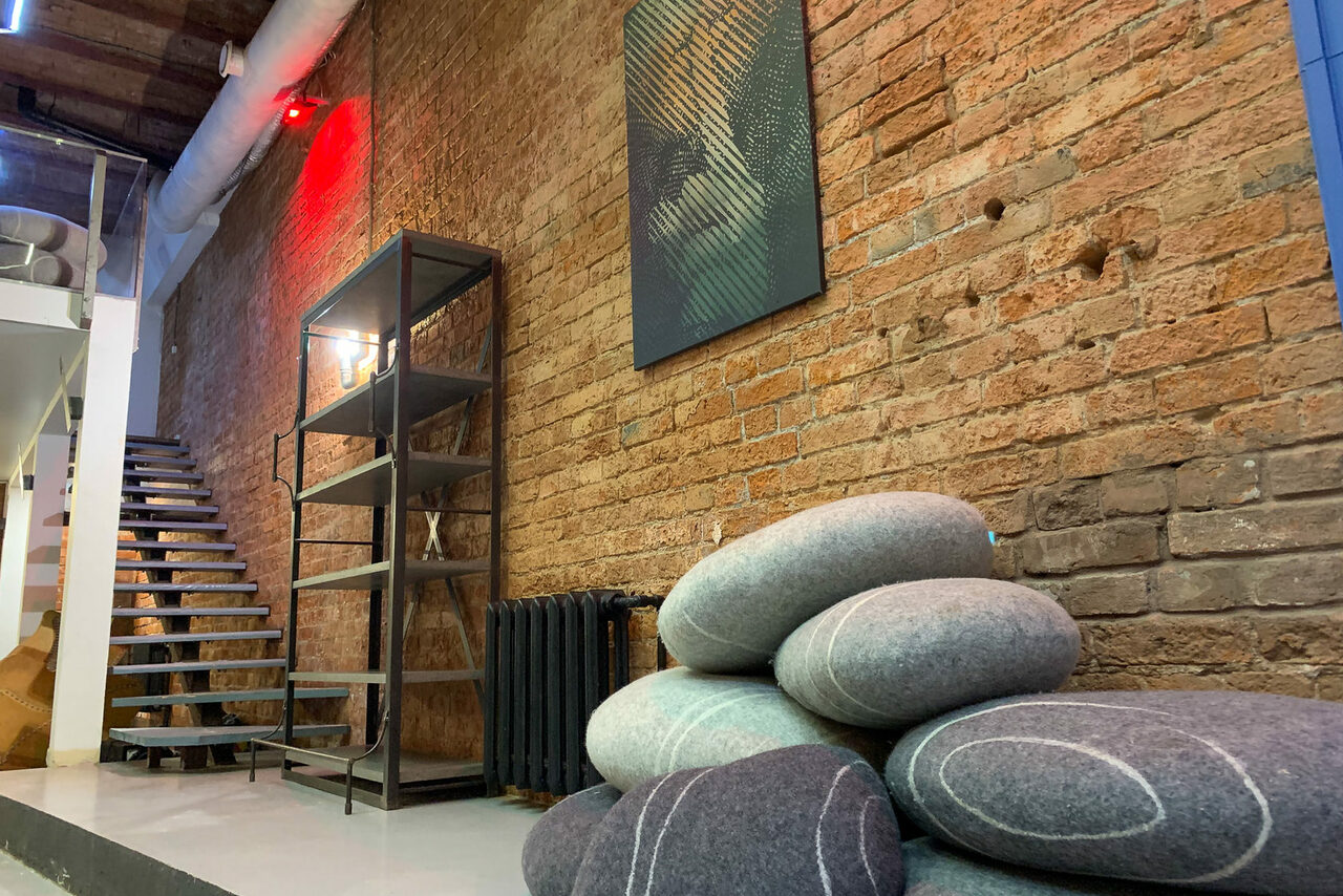 Арендовать Loft for Friends. Авторский лофт с верандой 