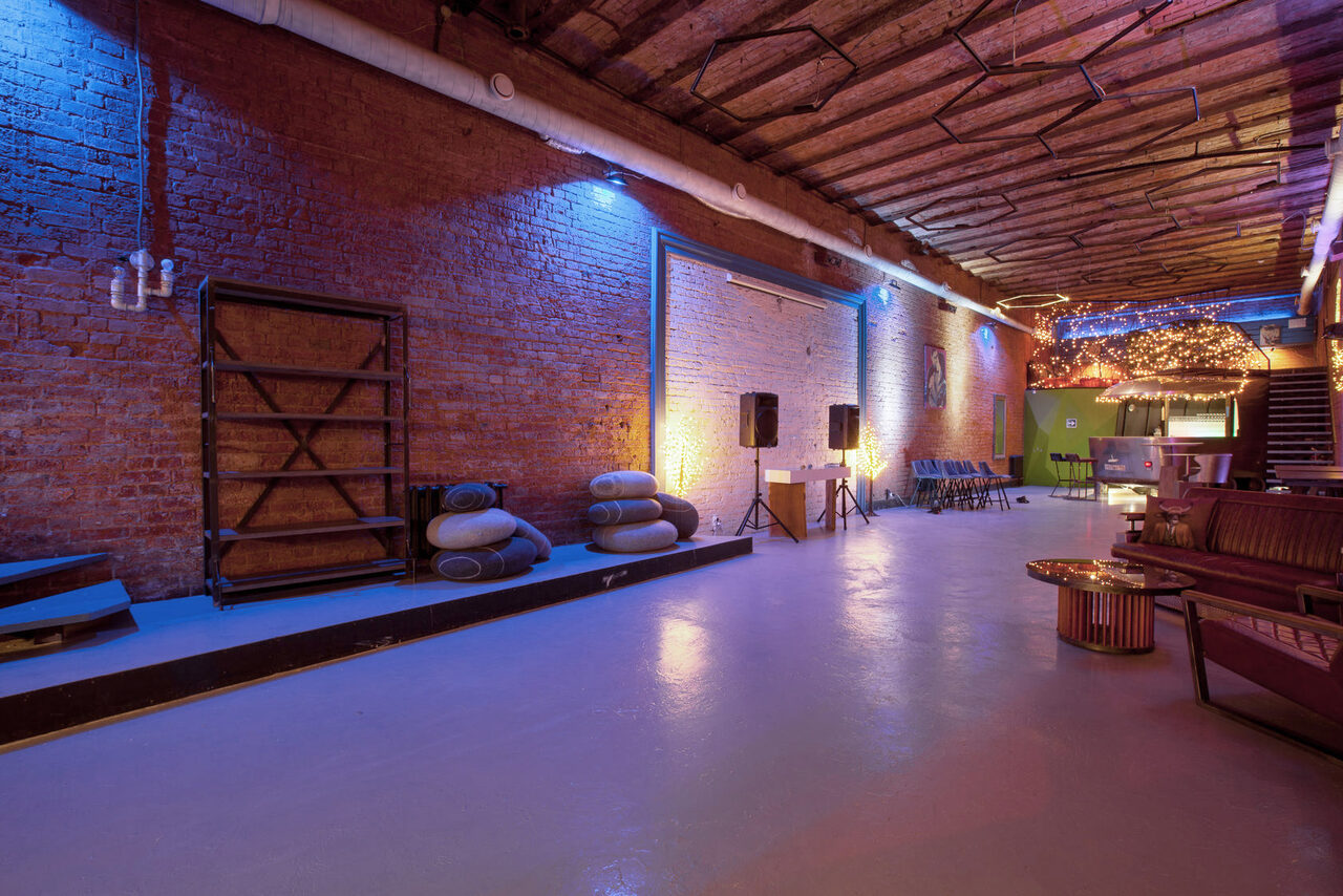 Арендовать Loft for Friends. Авторский лофт с верандой 