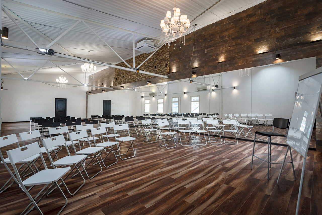 Арендовать Gold&Dance Светлый зал на мансардном этаже