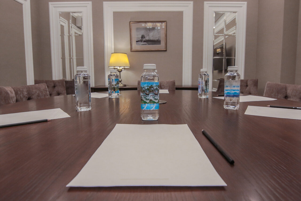 Арендовать Onyx. Переговорная с круглым столом