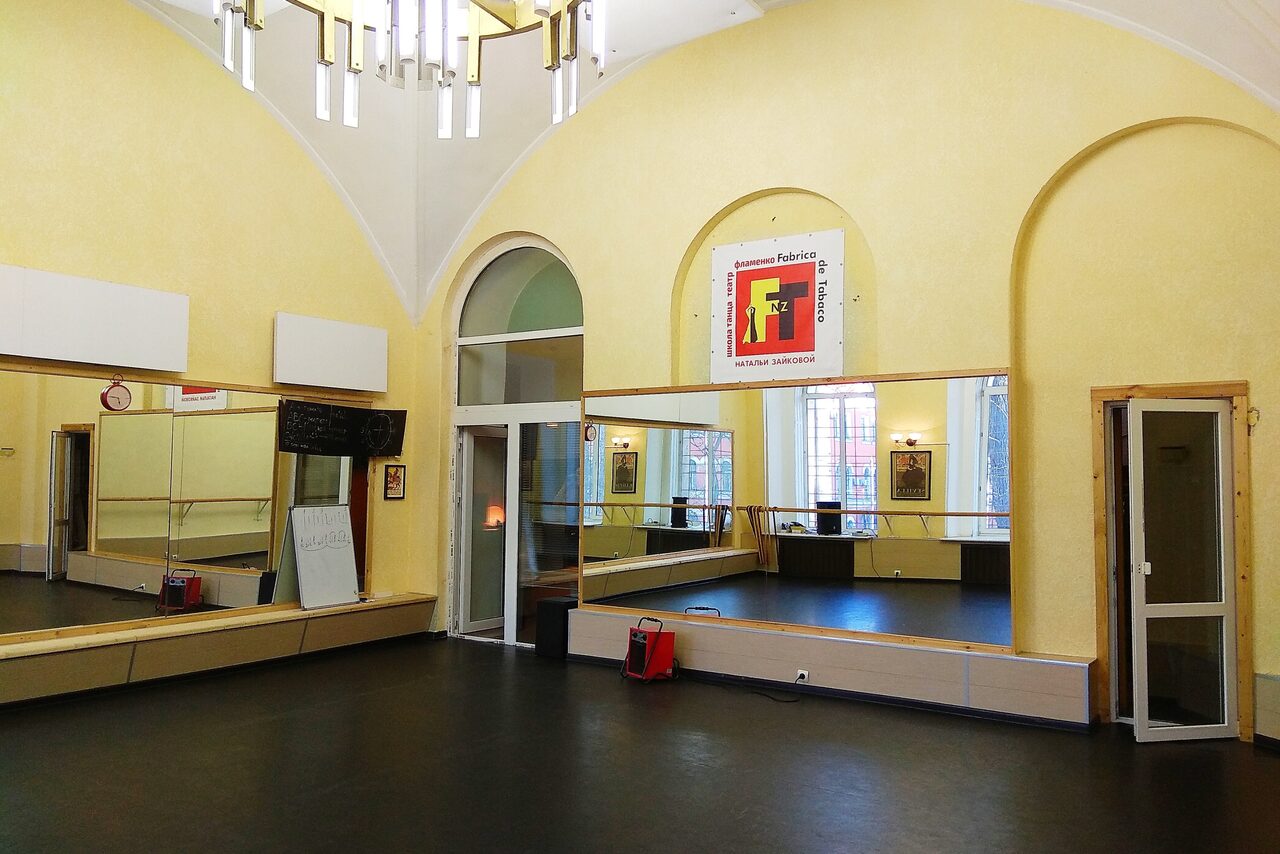 Арендовать Школа фламенко Fabrica de Tabaco. Зал для занятий танцами