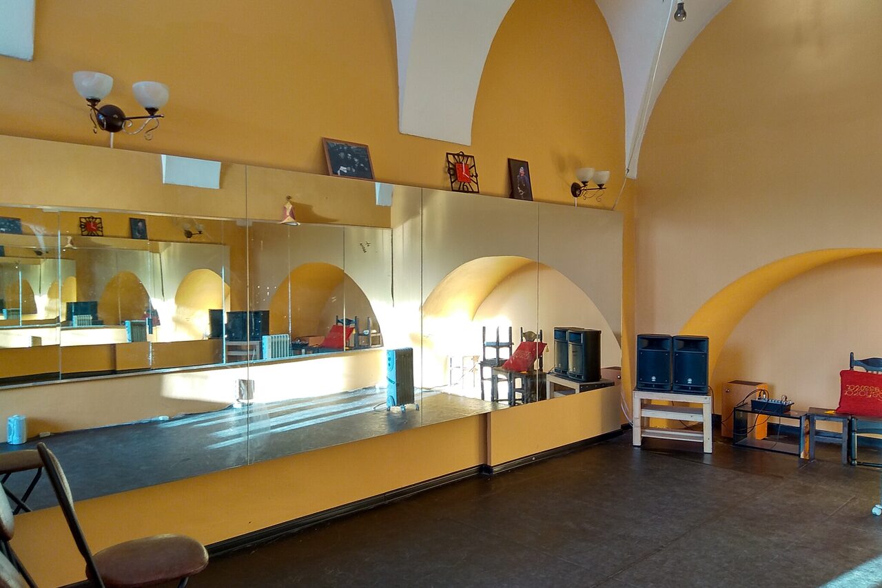 Арендовать Школа фламенко Fabrica de Tabaco. Зал для занятий танцами