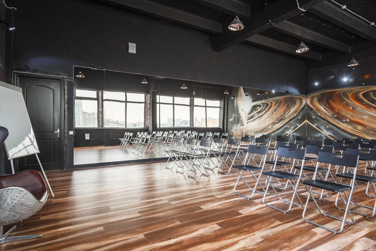 Арендовать Gold&Dance Зал с космическими рисунками