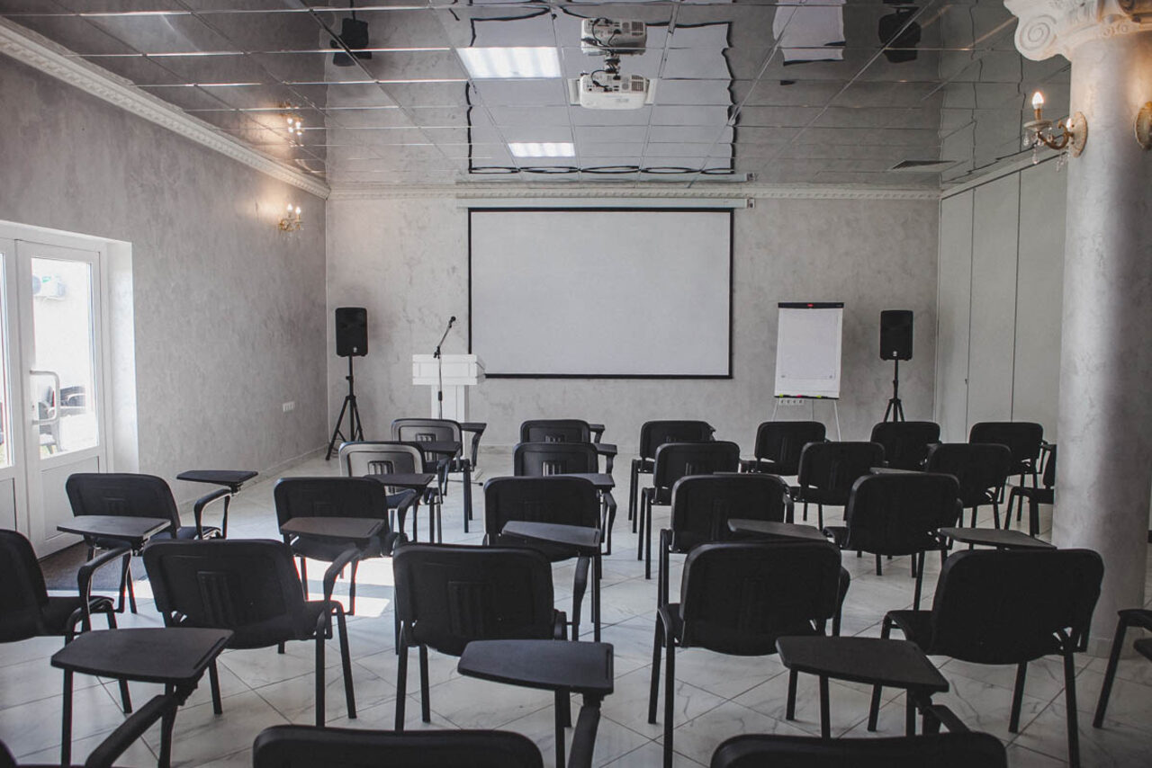 Арендовать Конференц-зал с зеркальным потолком