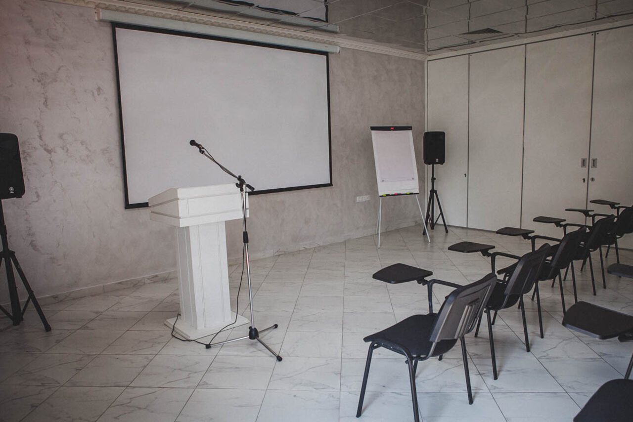 Арендовать Конференц-зал с зеркальным потолком