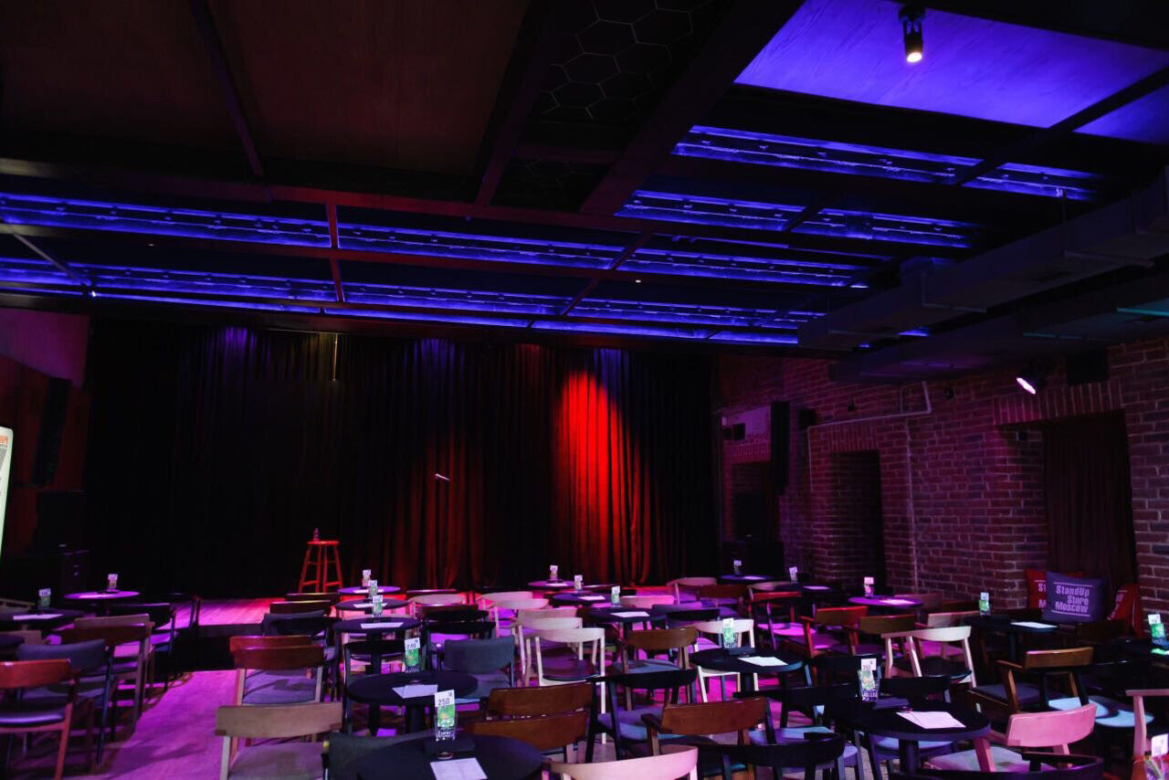 Арендовать StandUp Store.Лофт со сценой для конференций и бизнес встреч