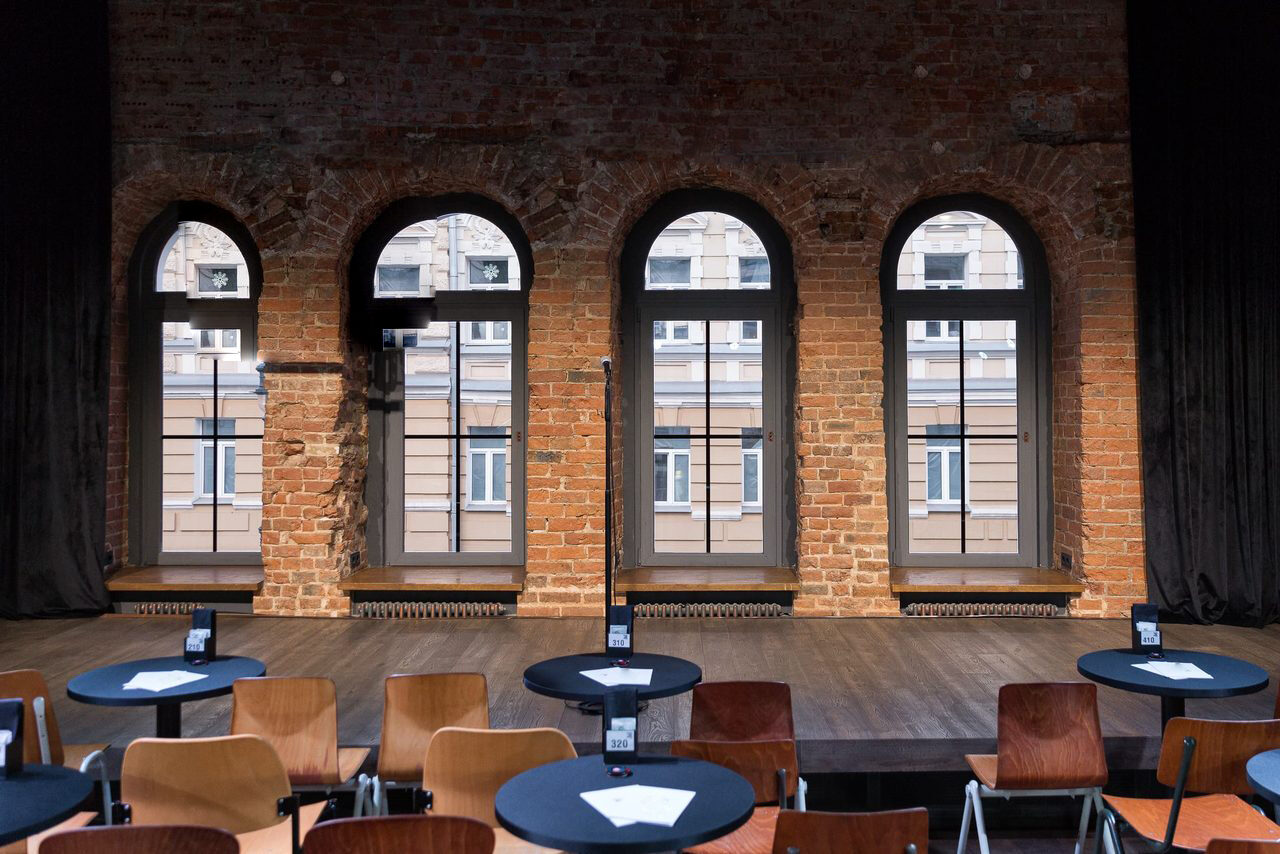 Арендовать StandUp Store.Лофт со сценой для конференций и бизнес встреч