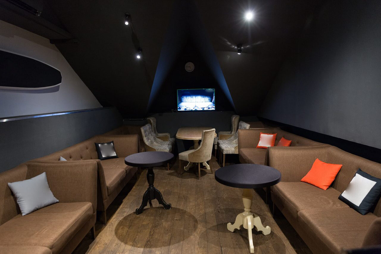 Арендовать StandUp Store.Лофт со сценой для конференций и бизнес встреч