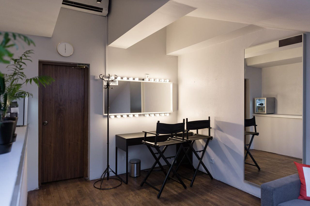 Арендовать StandUp Store.Лофт со сценой для конференций и бизнес встреч