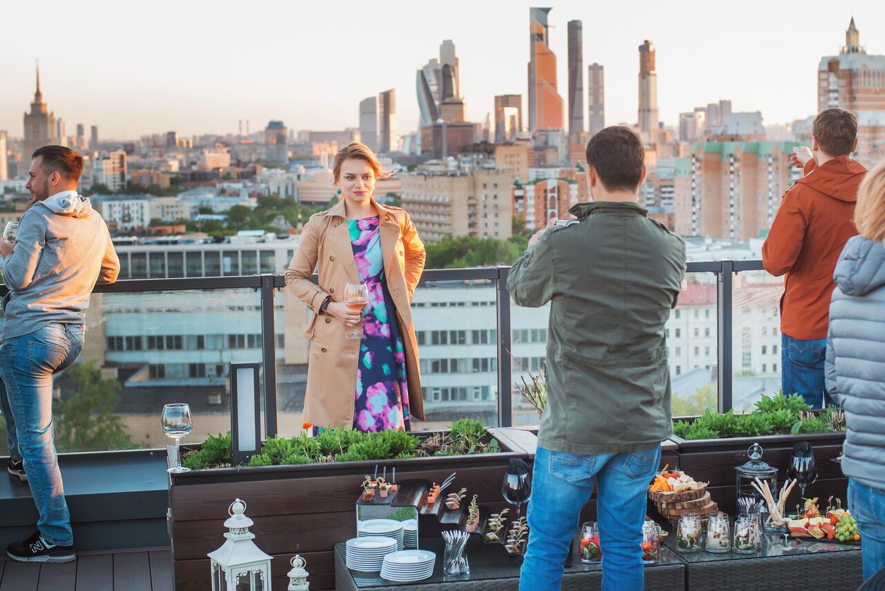 Арендовать Открытая крыша с диванами и японским садом на Маяковской