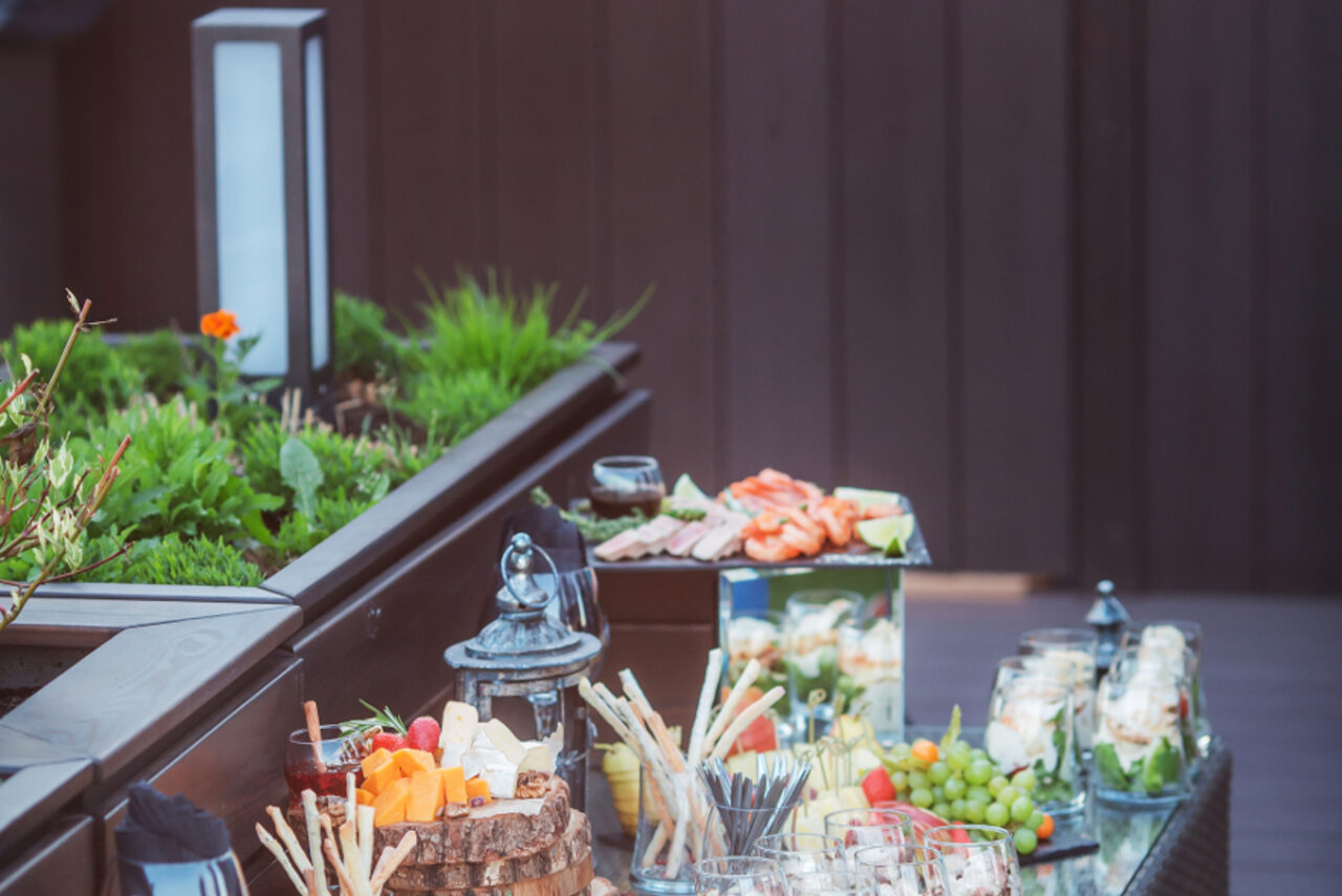 Арендовать Открытая крыша с диванами и японским садом на Маяковской