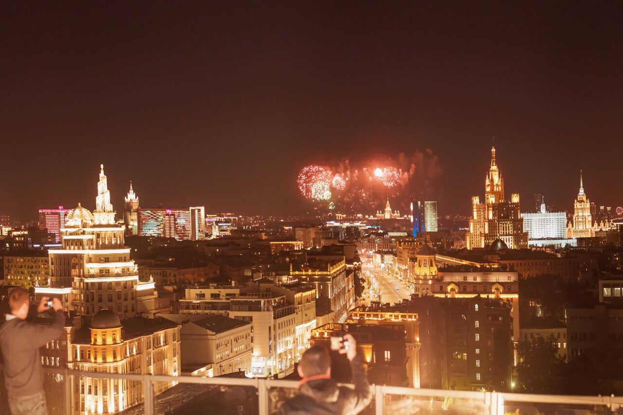 Арендовать Открытая крыша с диванами и японским садом на Маяковской