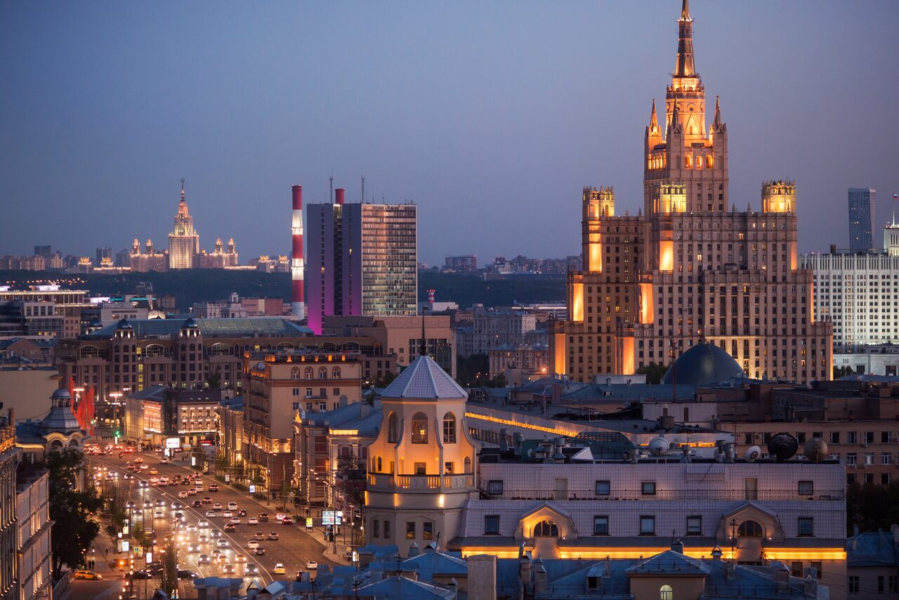 Арендовать Открытая крыша с диванами и японским садом на Маяковской