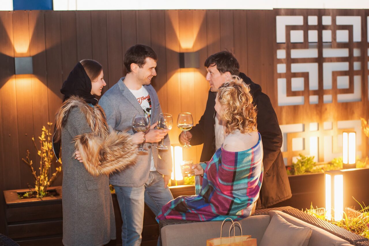 Арендовать Открытая крыша с диванами и японским садом на Маяковской