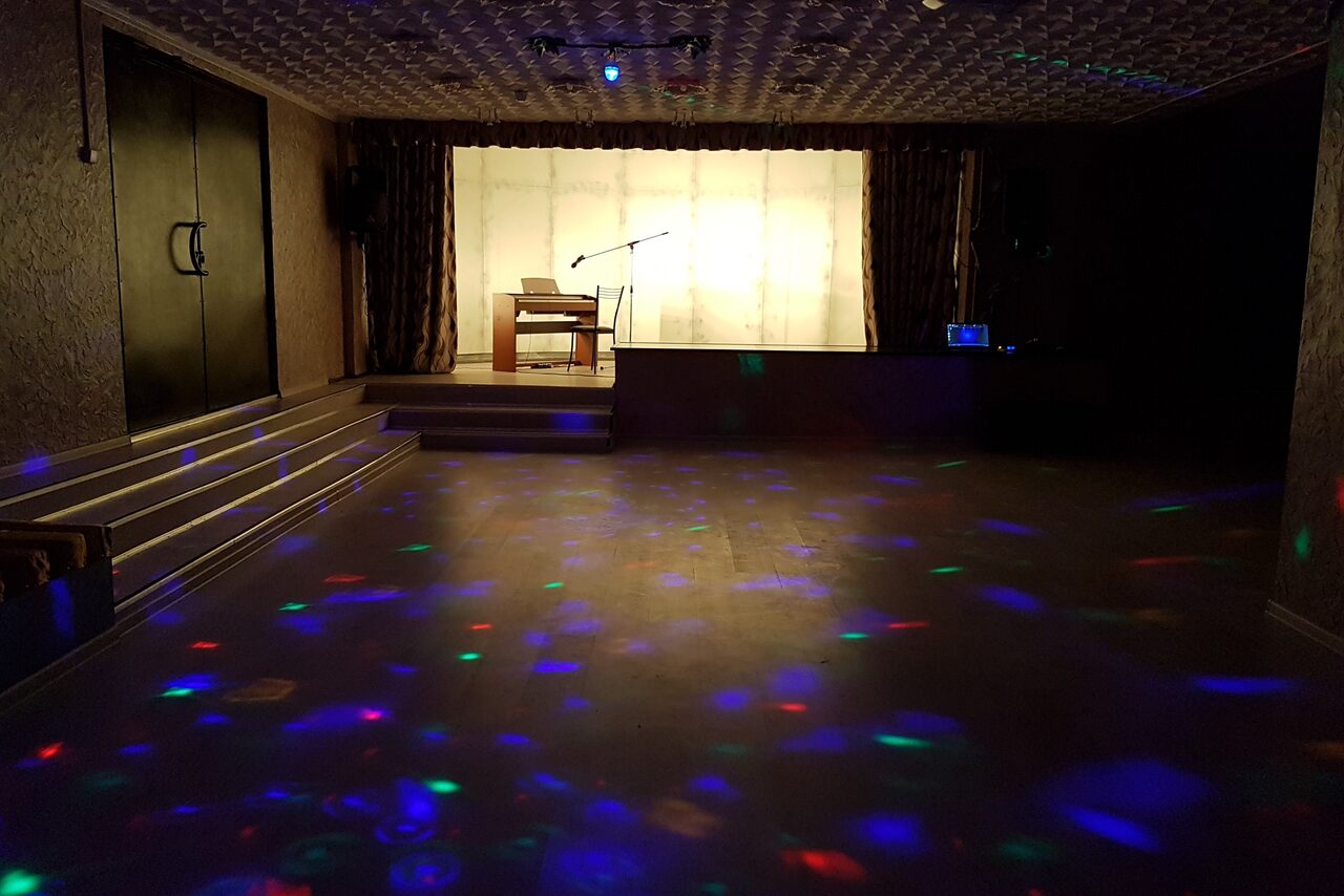 Арендовать ПримА'рт Светлый зал со сценой на юге СПБ