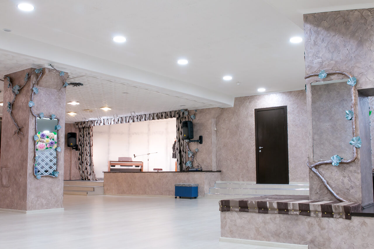 Арендовать ПримА'рт Светлый зал со сценой на юге СПБ