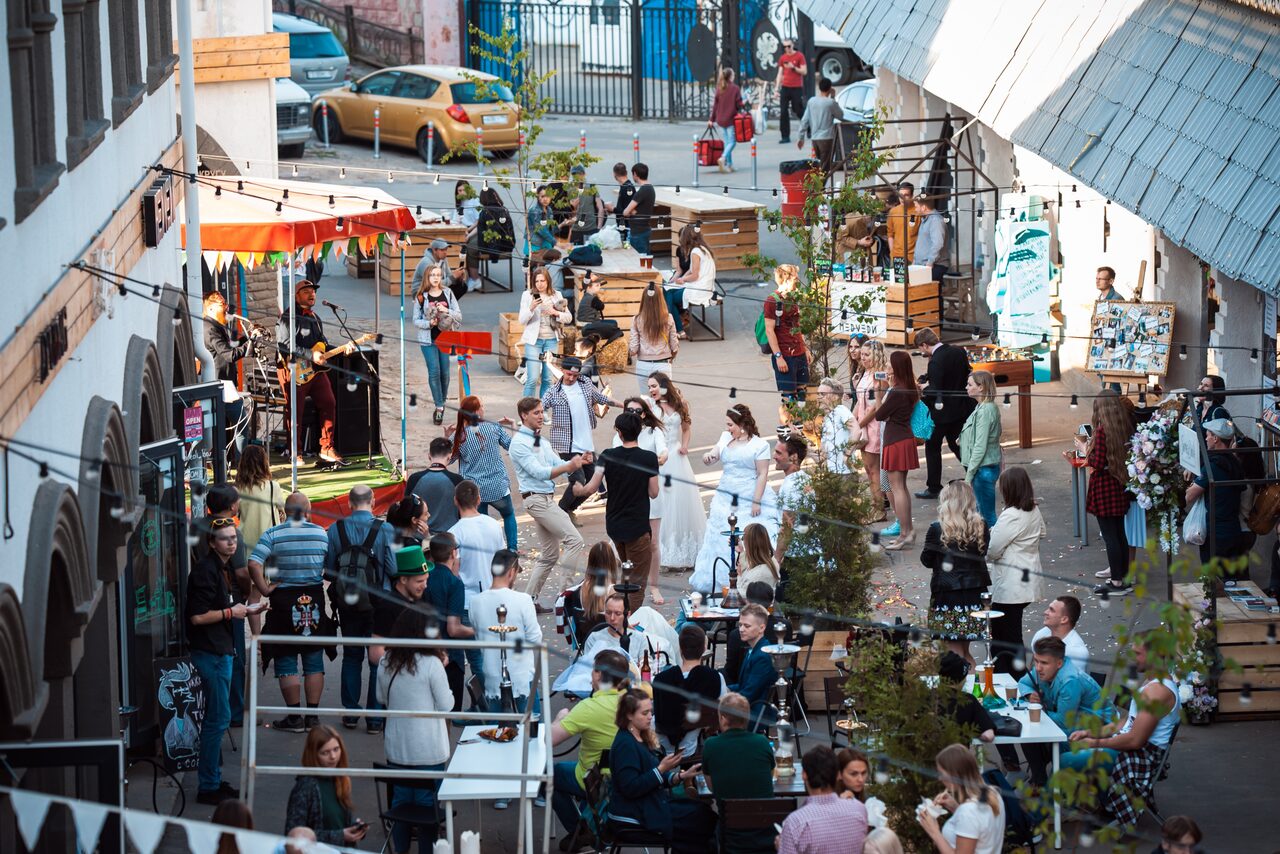 Арендовать VERNISSAGE Уличная зона для масштабных событий