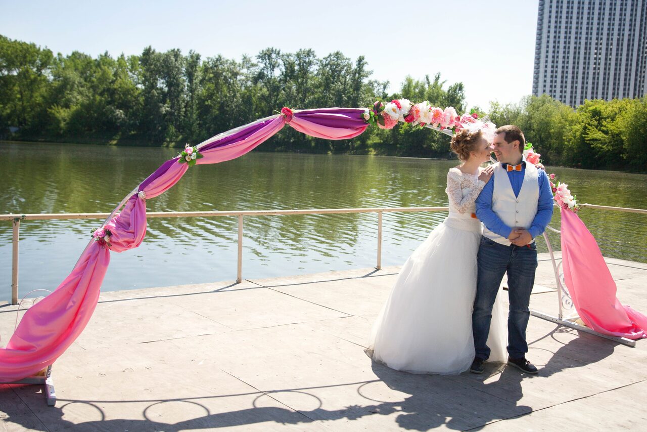 Арендовать VERNISSAGE Сцена на воде с трибунами