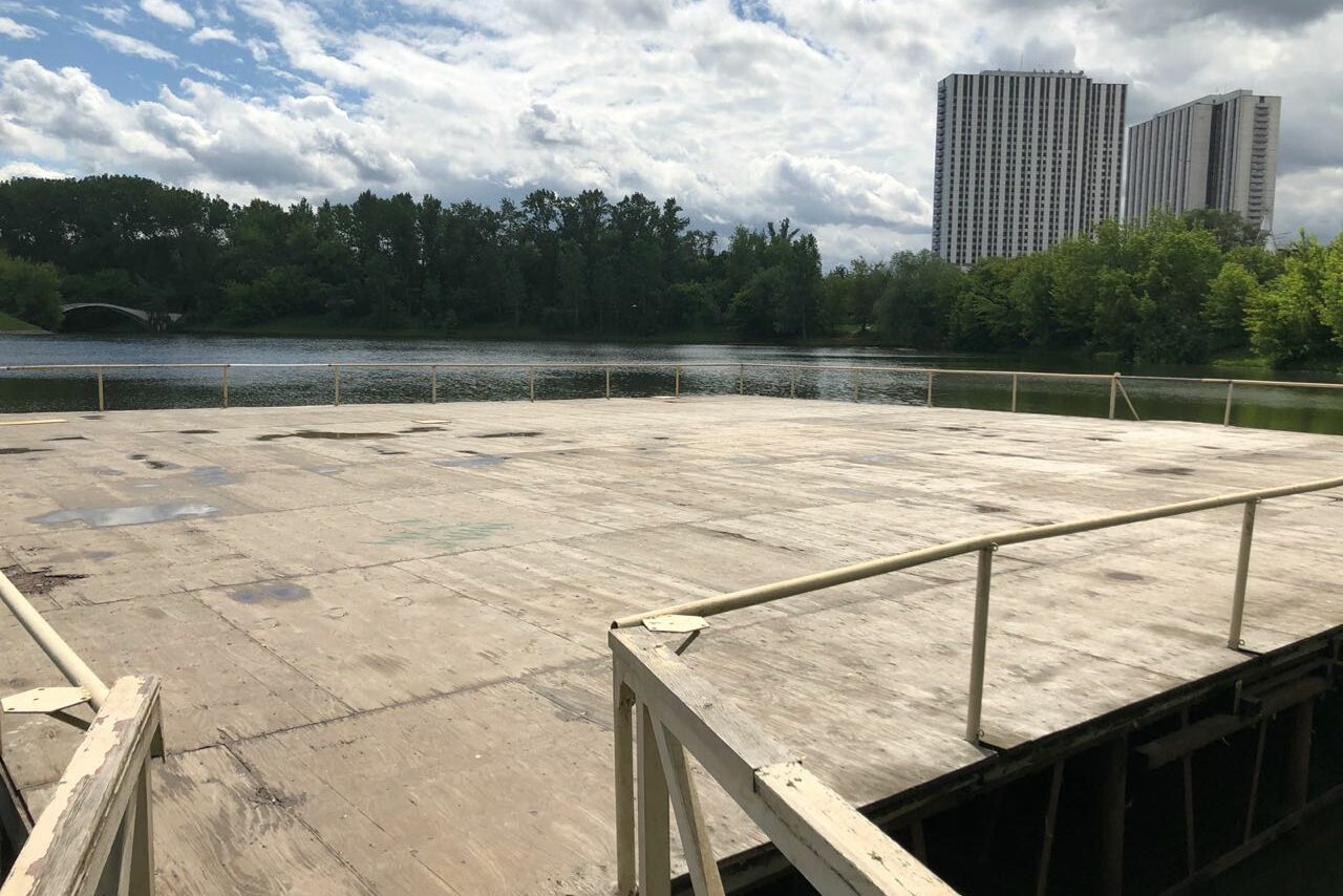 Арендовать VERNISSAGE Сцена на воде с трибунами