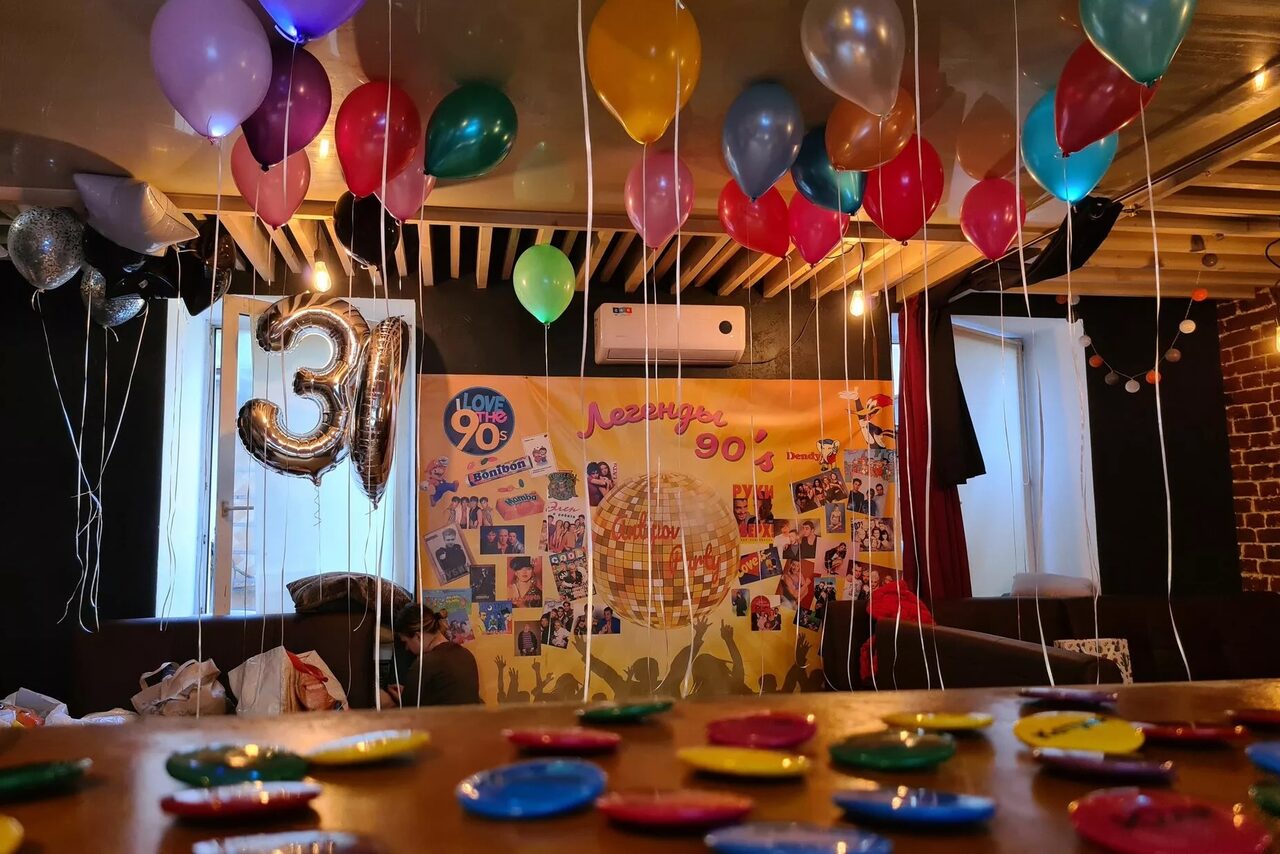 Арендовать Караоке-бар в центре города. Двое мужчин поют в караоке