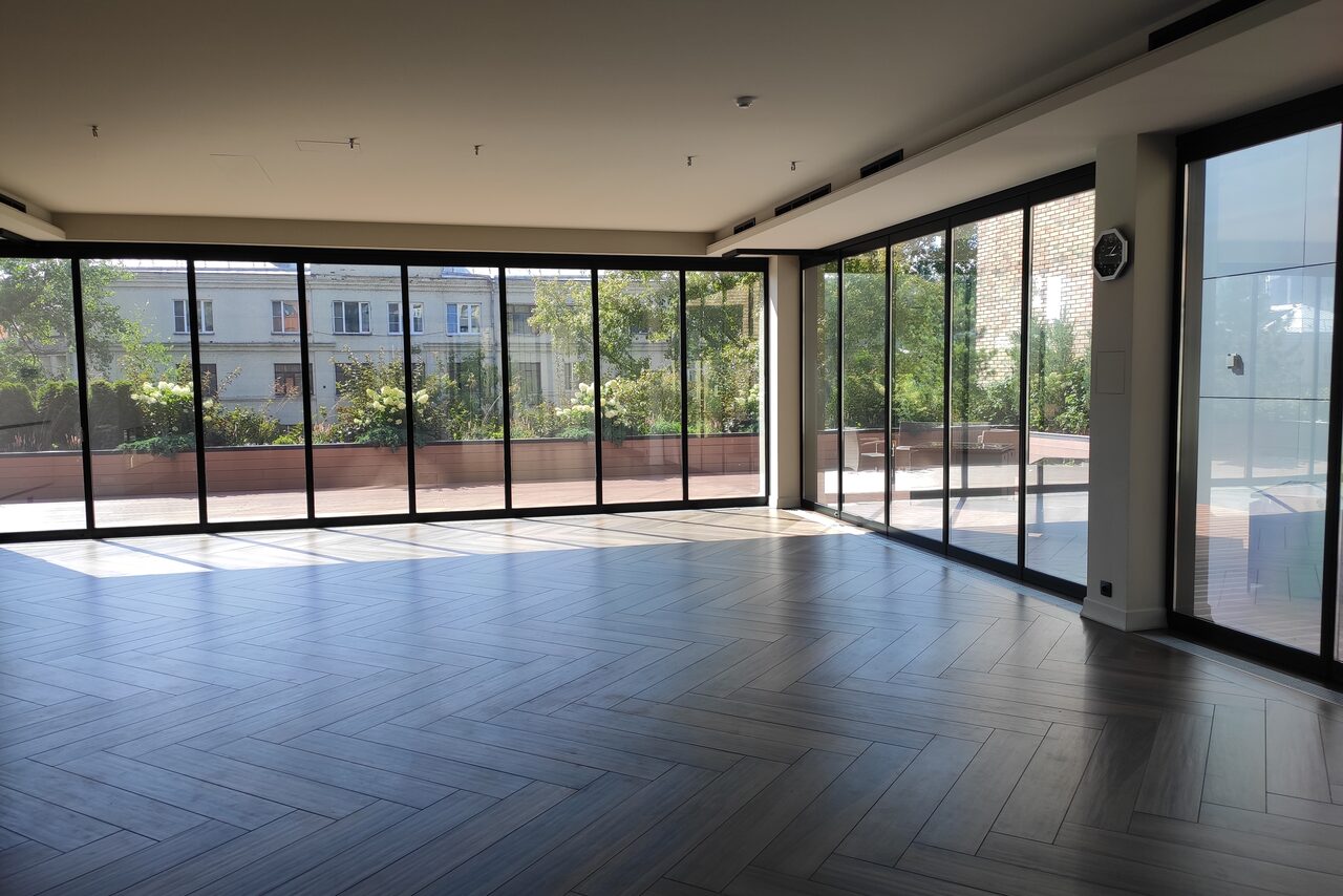 Арендовать Школа танцев ШТЕП. Зал с панорамными окнами и верандой