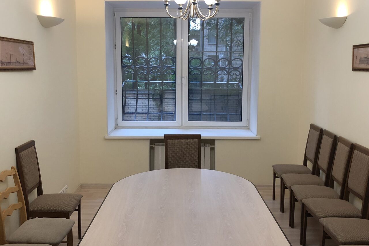 Арендовать Meeting room with a window