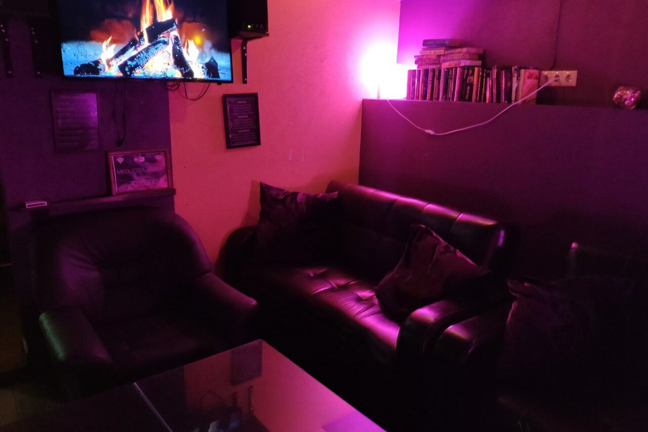 Арендовать Lounge bar with sofas