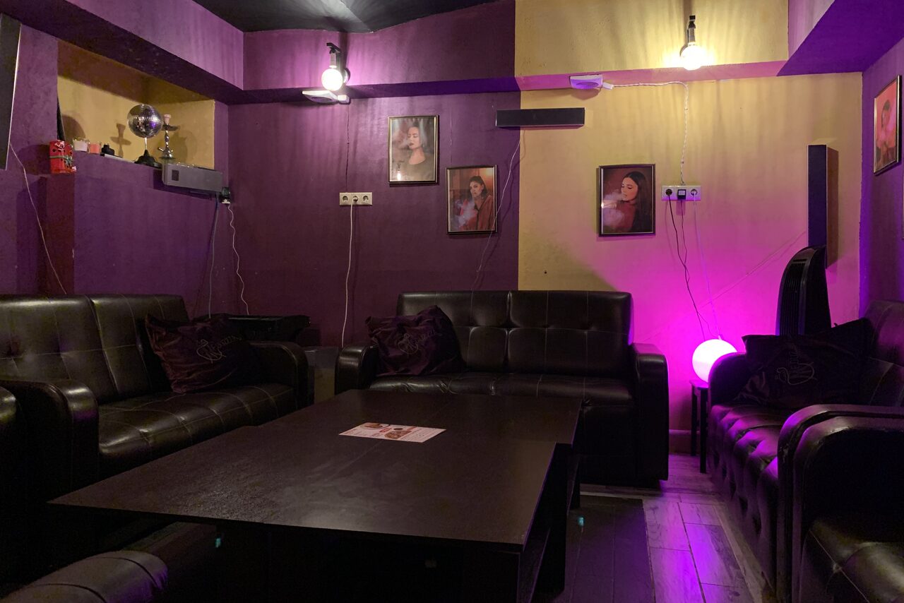 Арендовать Lounge bar with sofas