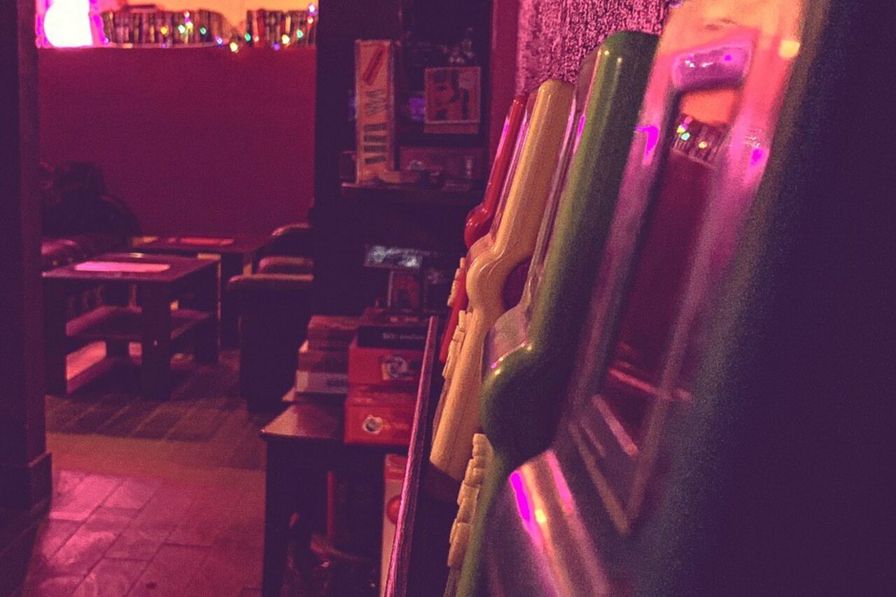 Арендовать Lounge bar with sofas