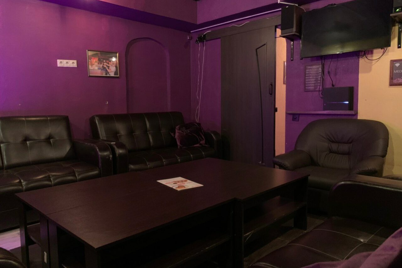 Арендовать Lounge bar with sofas