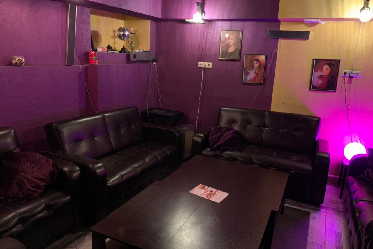 Арендовать Lounge bar with sofas