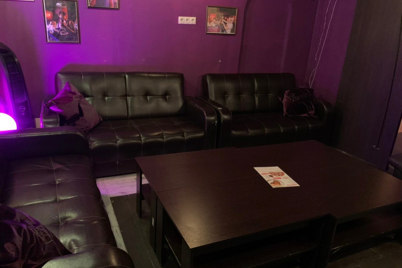 Арендовать Lounge bar with sofas