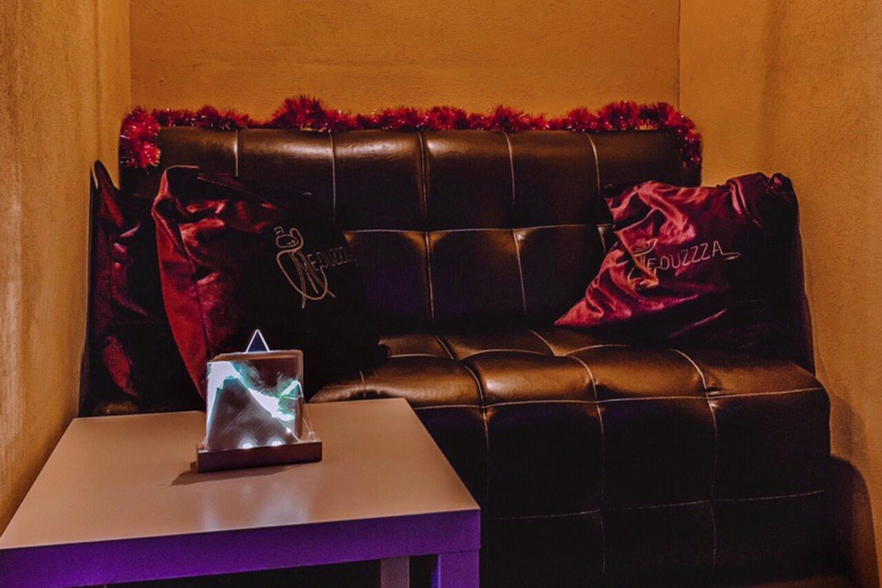 Арендовать Lounge bar with sofas